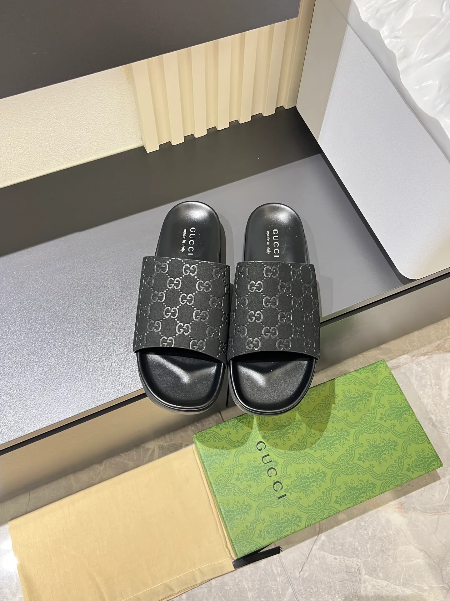 Men's Men's Shoes 💰p320 "GUCC＊" These slippers are made of GG polyester and feature a Gucci label on the front, adding a bold logo feel to the style. "Gucci Made in Italy" stamped label Rubber sole. Size 38-44